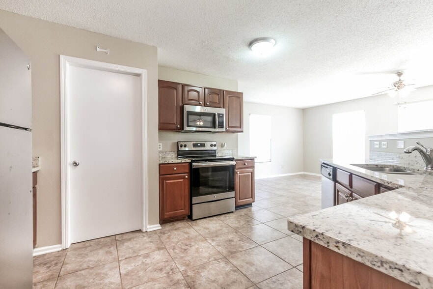 Building Photo - 9047 Bainbridge Dr