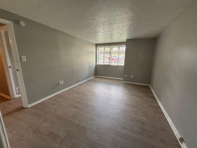 Building Photo - 2 Bedroom Condo in Hunting Ridge