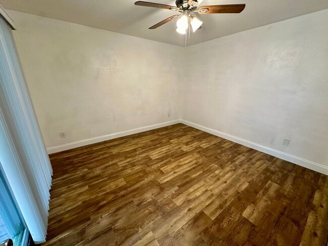 Building Photo - Fully Remodeled - 2/2 Townhome in Central ...