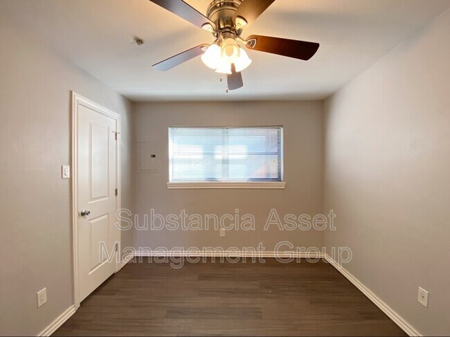 Building Photo - 1433 NW 24th St