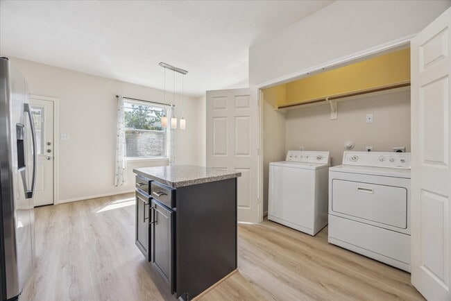 Building Photo - 6538 Wilshire Fern
