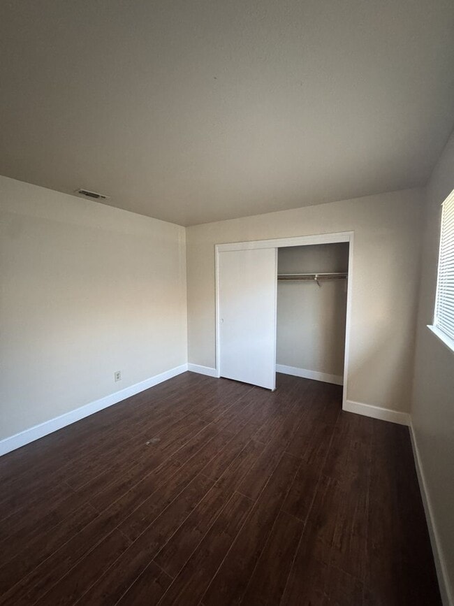 Building Photo - MARCH MOVE IN SPECIAL!! UPDATED 3 BEDROOM DUPLEX IN SACRAMENTO!