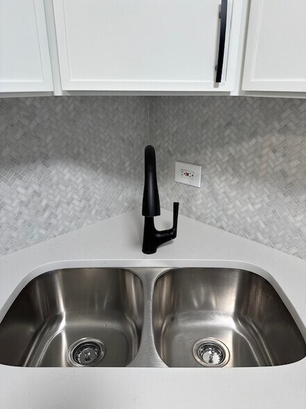 sink - 3930 N Pine Grove Ave