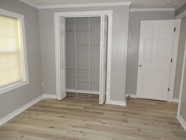 Building Photo - Recently RENOVATED 3/2 w/ Stainless Steel Appliances, Plank Vinyl Throughout, Washer/Dryer, & Lar...