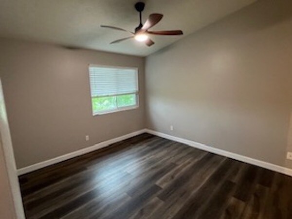 Master Bedroom - 8892 Eagleview Dr