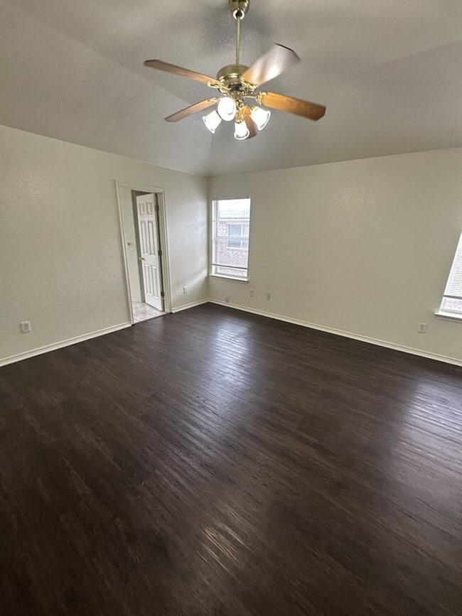 Building Photo - 4 Bed 2 Bath Available Now!