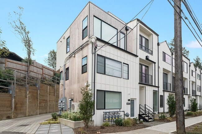 Building Photo - 6125 Sand Point Way NE