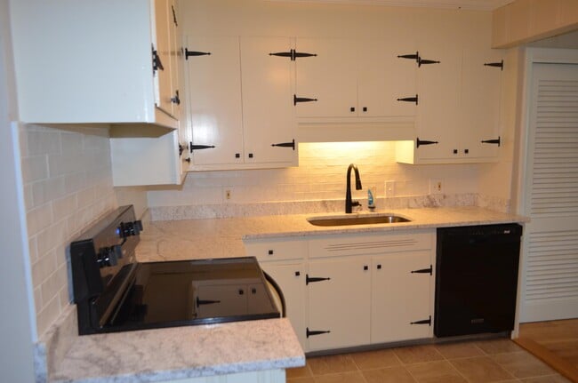 Building Photo - 582 Loveman Ave