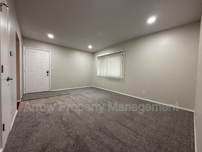 Building Photo - 526 S 25th St