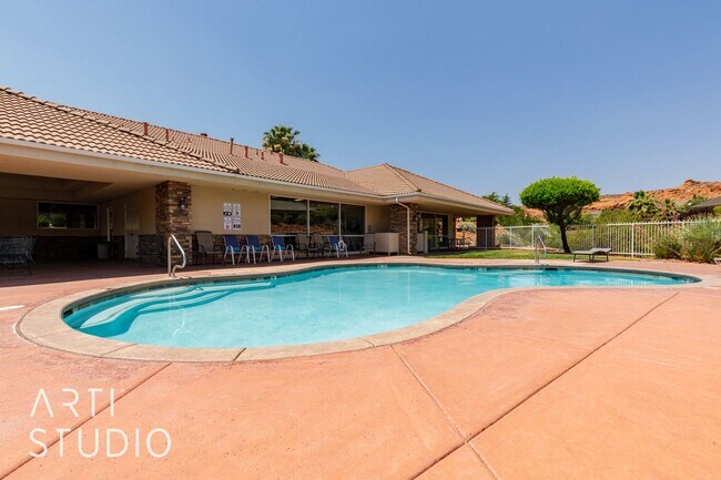 Building Photo - Stunning 3-Bedroom Home with Private Backy...