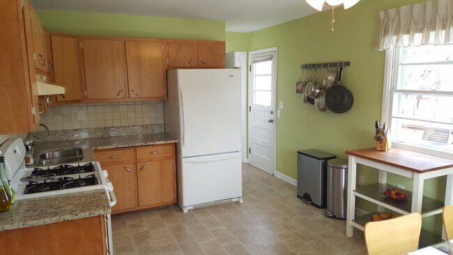 Building Photo - Incredibly well maintained rancher in Monrovia available mid June!