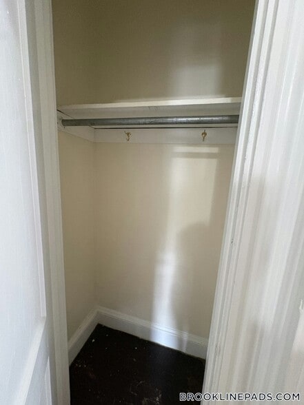 Building Photo - 352 Riverway