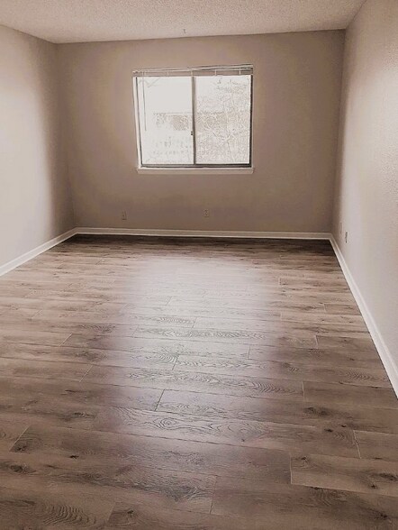 Building Photo - 8225 Fairmount Dr