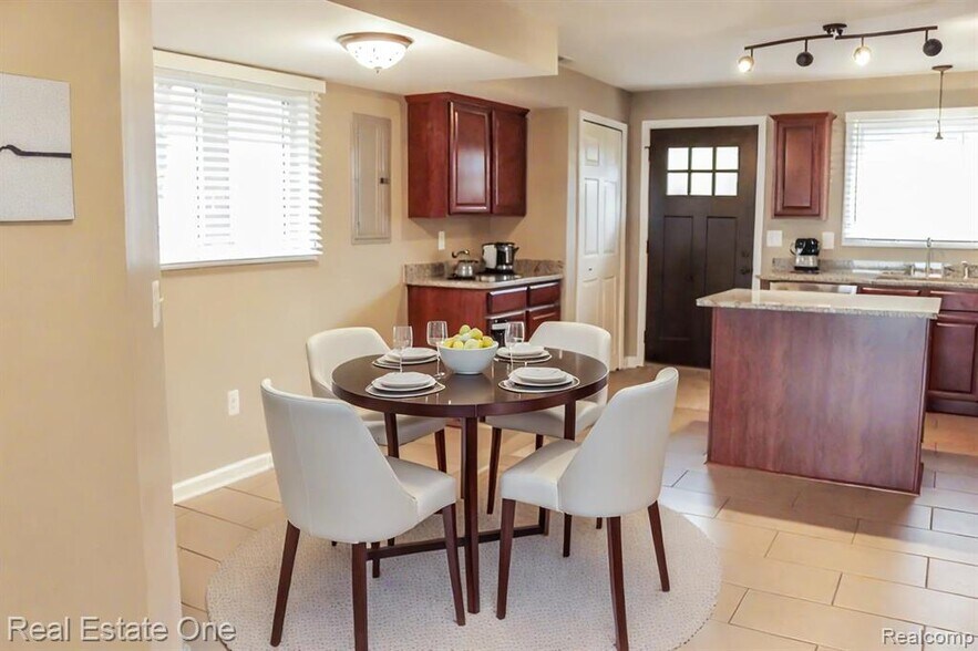 Building Photo - 121 N North Shore Dr