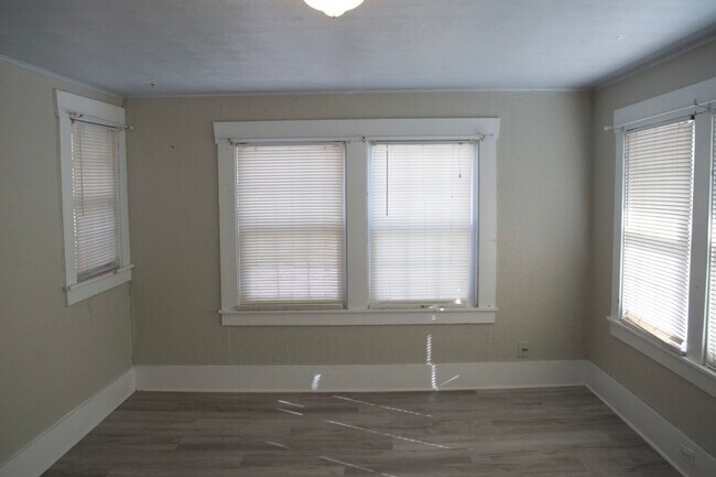 Building Photo - Conveniently Located 3 Bed 2 Bath House