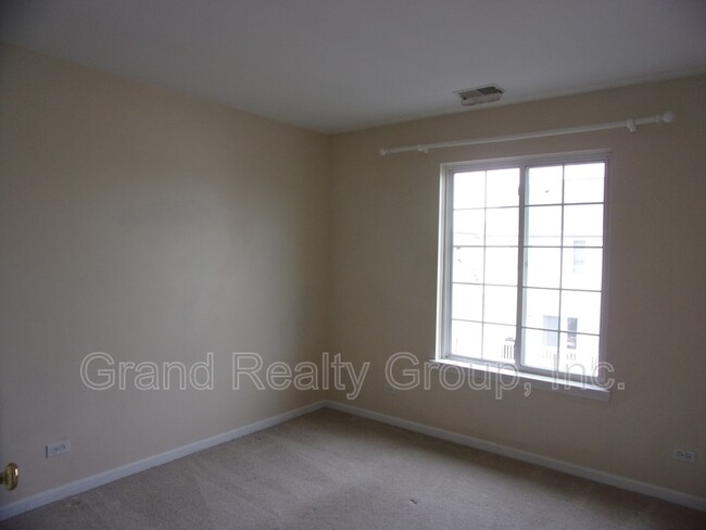 Building Photo - 652 S Rosehall Ln