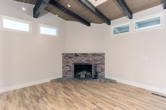 Building Photo - FULLY RENOVATED 3 BEDROOM, 2 BATHROOM IN E...