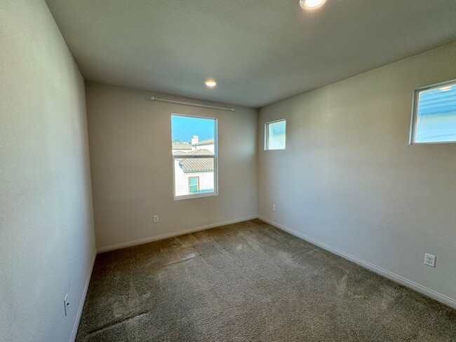 Building Photo - 4 bedroom townhome in Camarillo’s Springvi...