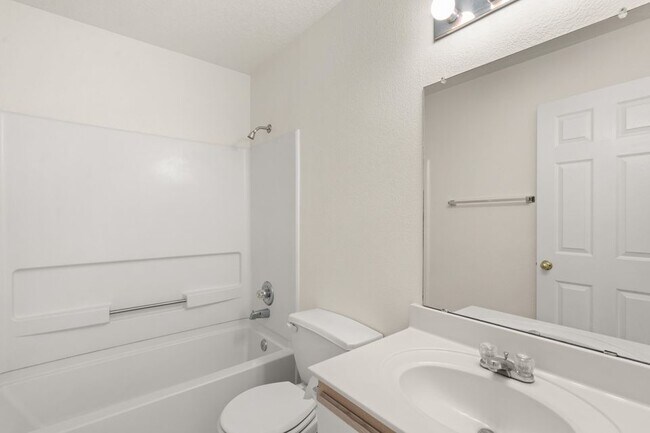 Building Photo - 12420 Mountainside Way NE