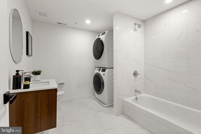 Building Photo - 240 Hermitage St