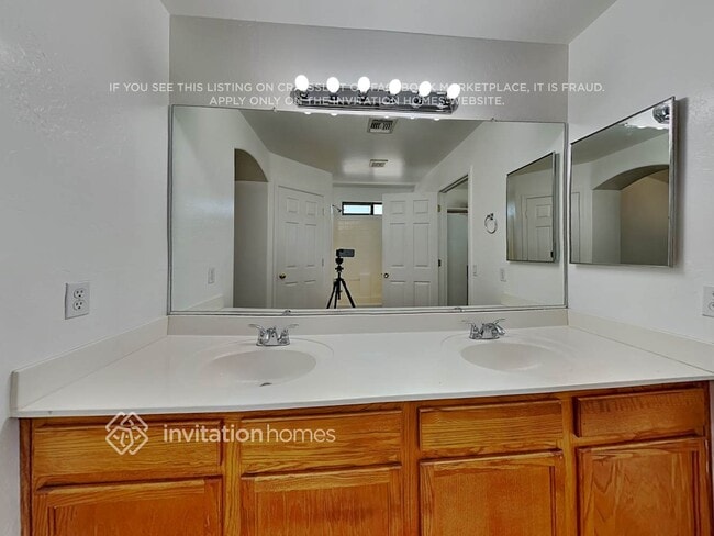 Building Photo - 13842 W Keim Dr