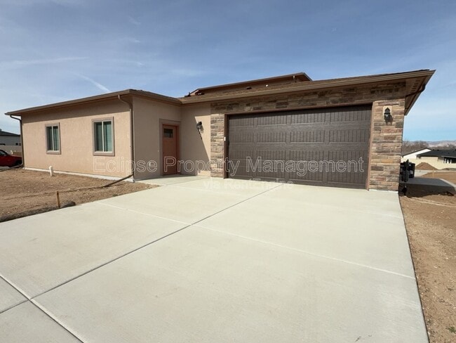 Building Photo - 2638-B 1/2 B 1/2 Rd