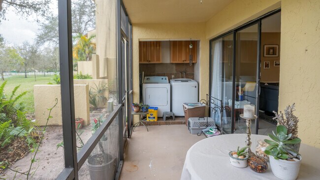 Building Photo - 2015 Coral Ridge Dr