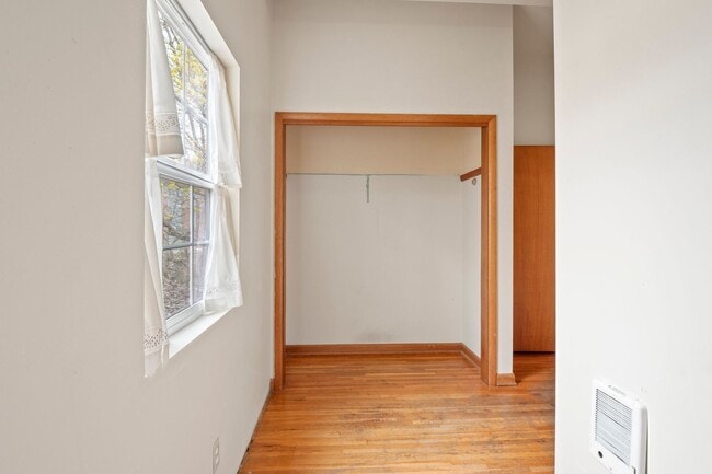 Building Photo - 4+ bed 2 bath available center of campus v...