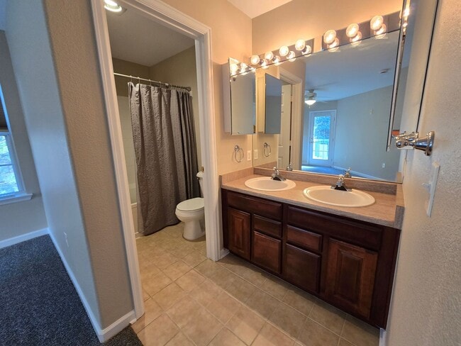 Building Photo - Fresh 2 bedroom, 2 bathroom condo located in Meadows on the Parkway in the heart of Boulder.