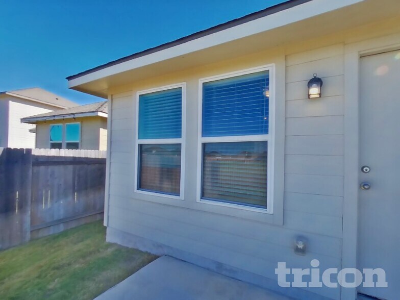 Building Photo - 5104 Saddle Clb Dr