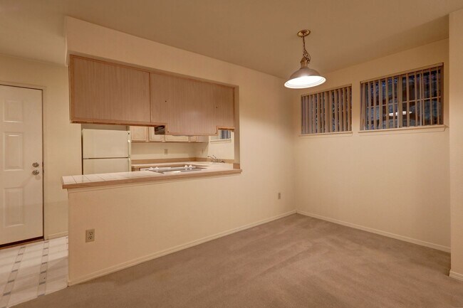 Building Photo - Charming 2BR 2BA Condo in great Bellevue l...