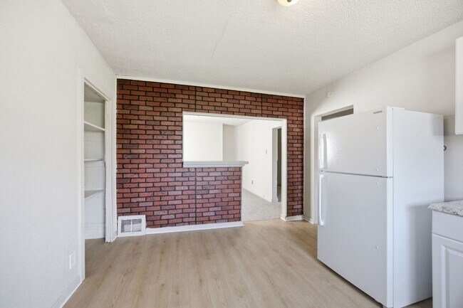 Building Photo - 3032 Merwyn Ave