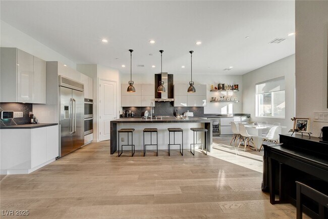 Building Photo - 2567 Speyburn Ave