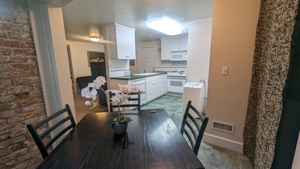 Building Photo - 943 E South Temple