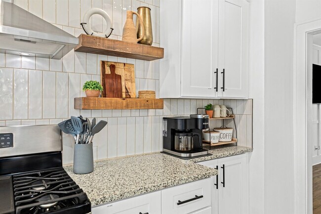 Building Photo - 419 S Kenwood Ave