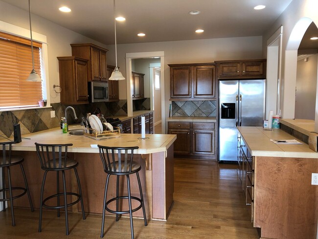 Building Photo - 4 Bedroom / 2.5 Bathroom Home in SE Bend