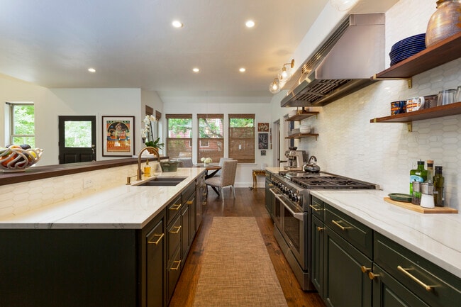 Building Photo - 405 Meadow Ct