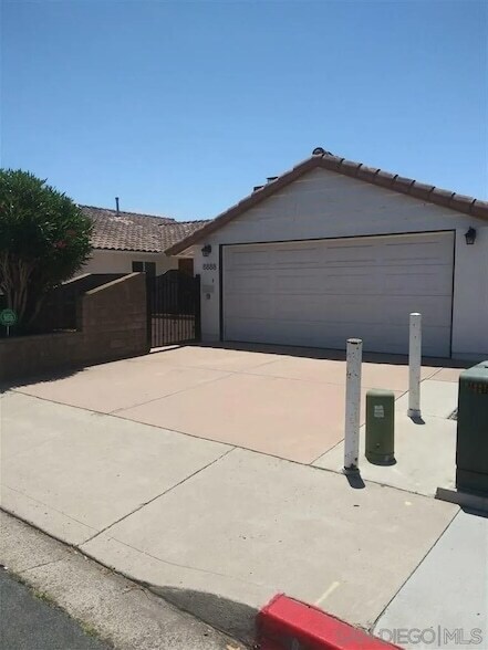 Building Photo - 8888 La Jolla Scenic Dr N