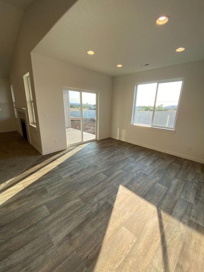 Building Photo - SINGLE FAMILY RANCHER ON ARROW LEAF (APP#146)