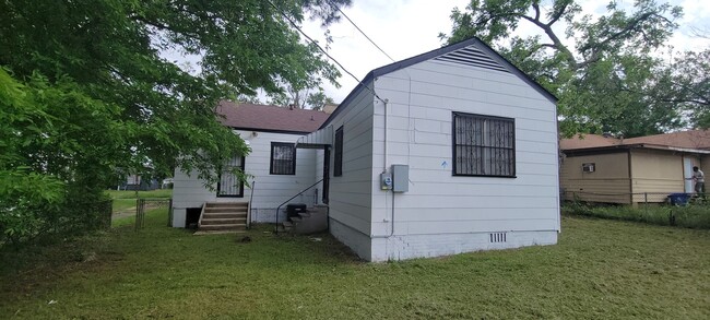 Building Photo - Great 3 bedroom/2 bath home with Oven, Ref...
