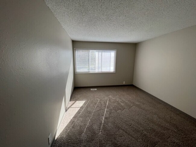 Building Photo - Convenient Downtown Location!