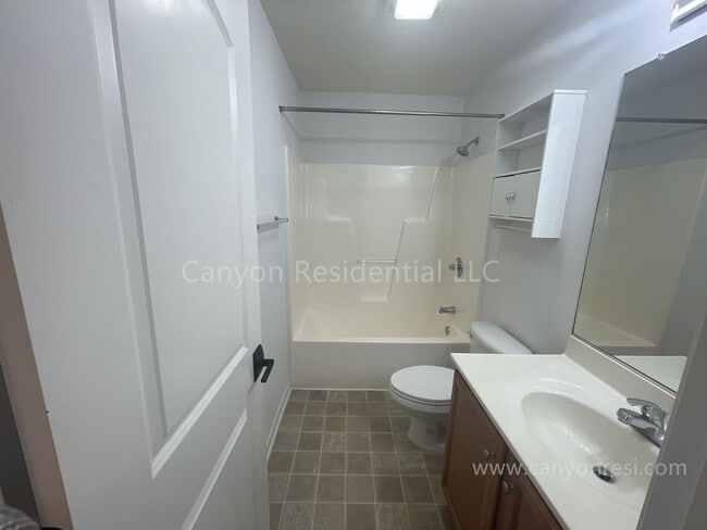 Building Photo - Beautiful 3b Room!Move in ready!