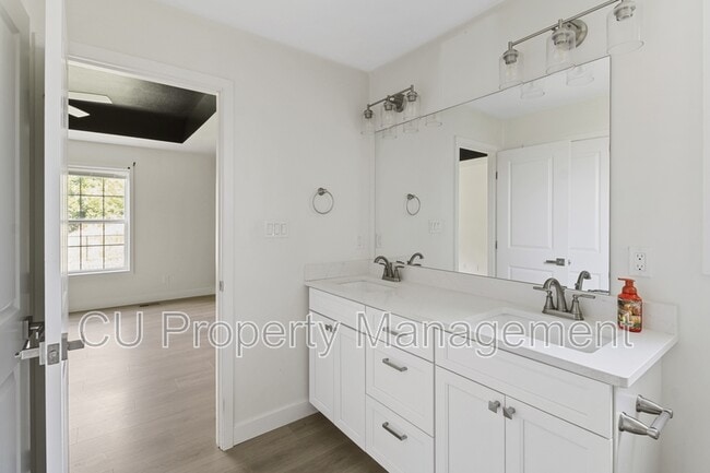 Building Photo - 709 N Abbey Rd