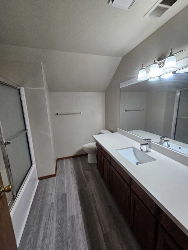 Building Photo - Spacious 2467 sq ft 4 Bedroom 2.5 Bath hom...