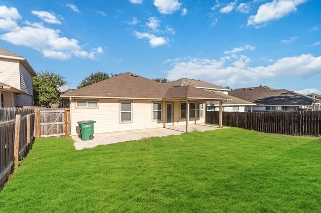 Building Photo - Gorgeous 3 bedroom, 2 bath home with a study near the Forum & Randolph AFB!