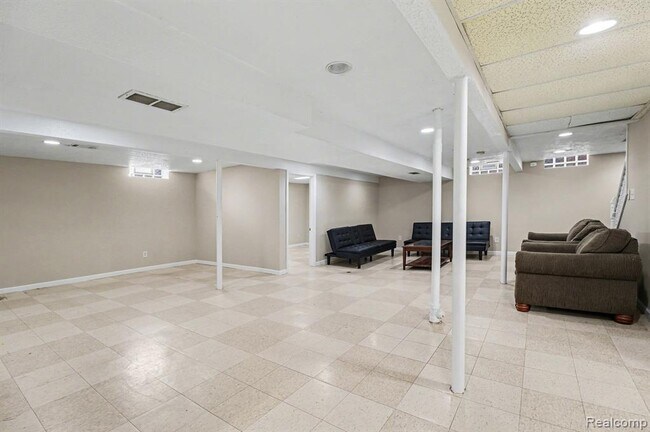 Building Photo - 39024 Faith Dr