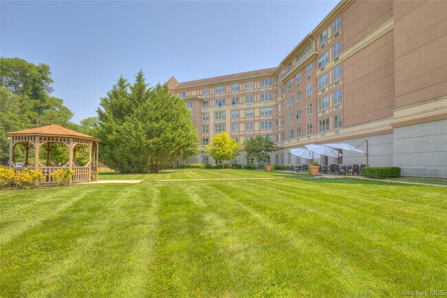 Building Photo - 300 E Overlook