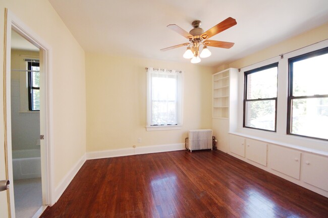 Building Photo - Sun-filled 1BR Condo in Cleveland Park