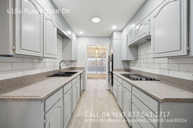 Building Photo - 4104 Plantation Dr