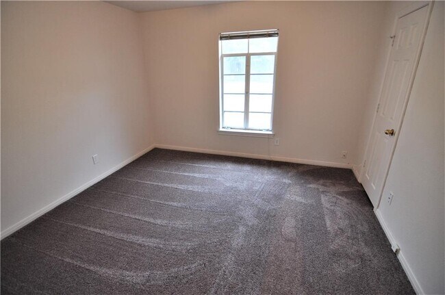 Building Photo - 2606 Cavileer Ave
